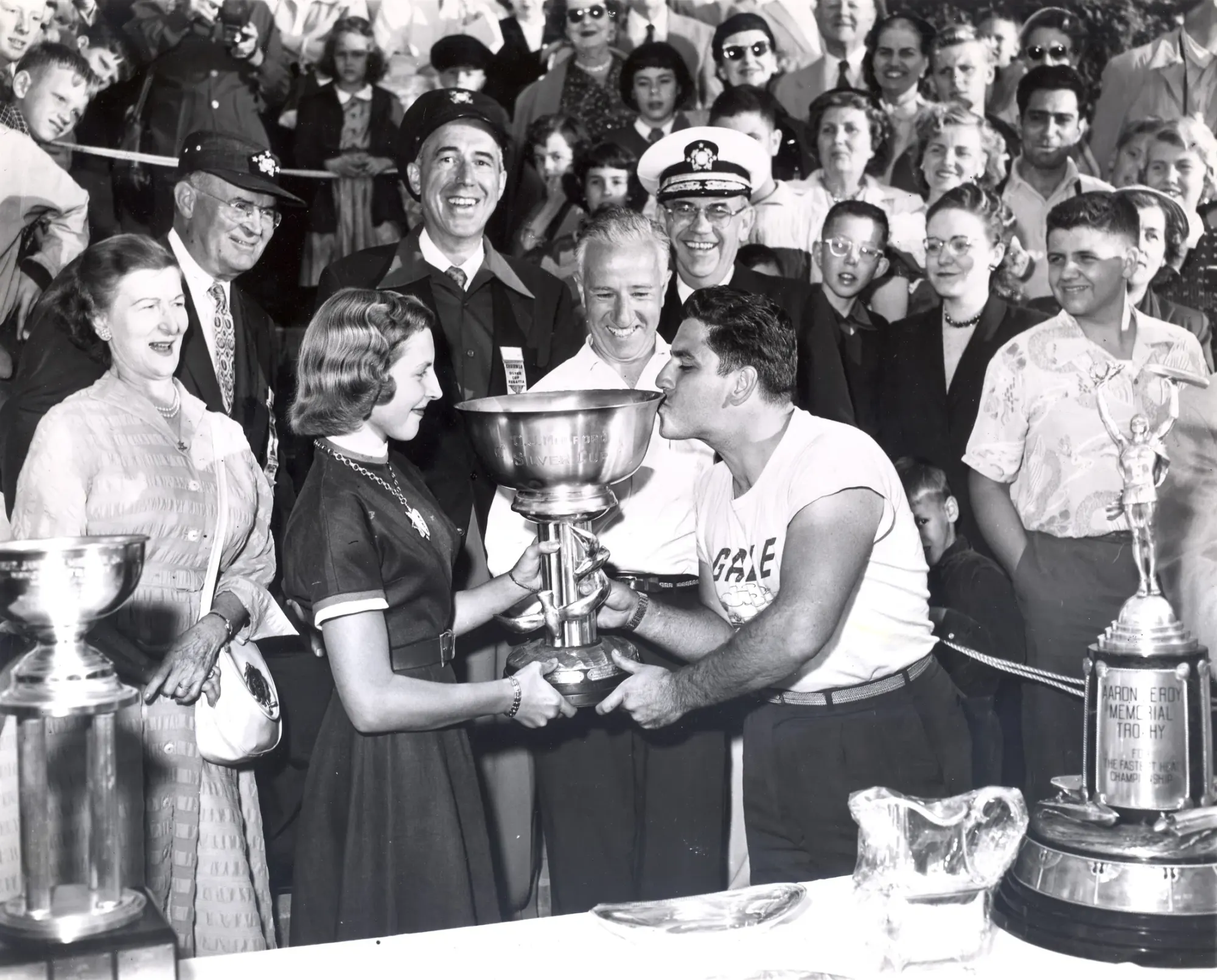 Roostertail detroit gale driver kisses the trophy, Heritage at The Roostertail, Detroit